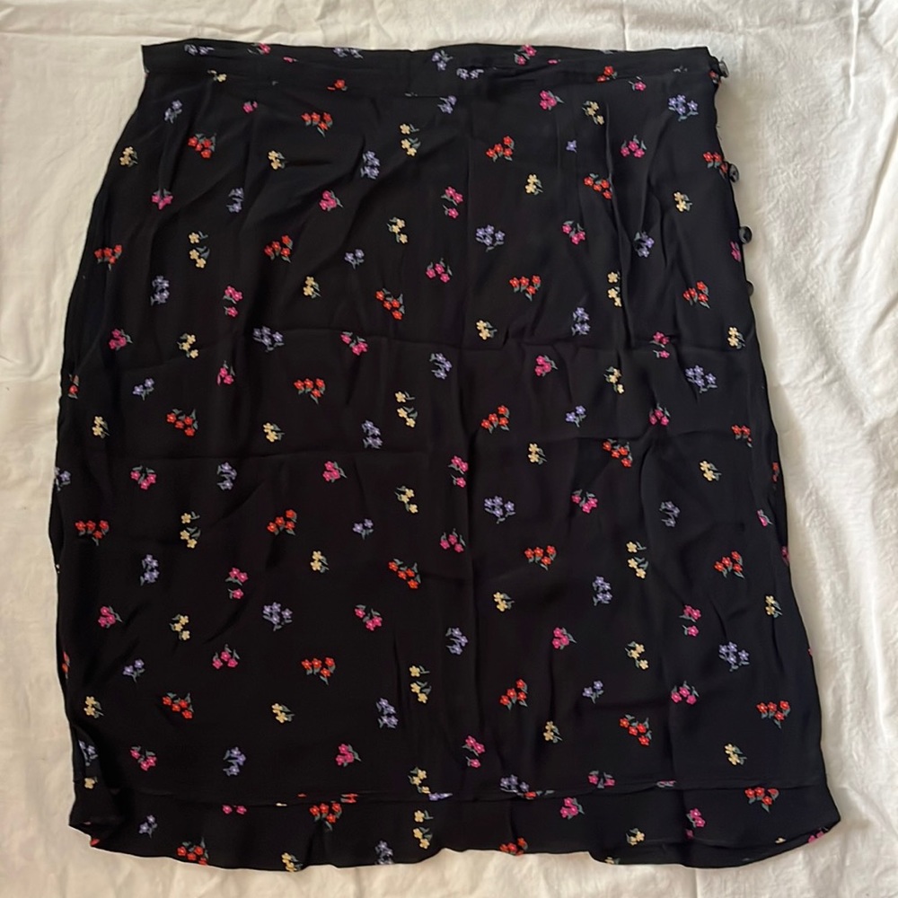 Cute floral skirt with bottom ruffle. No tag, but in great condition.